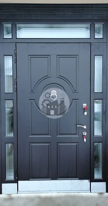 входная дверь со стеклами в боковых и верхней вставках