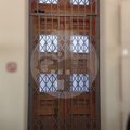 тамбурная решетчатая дверь верхней вставкой в увеличенный по высоте проём